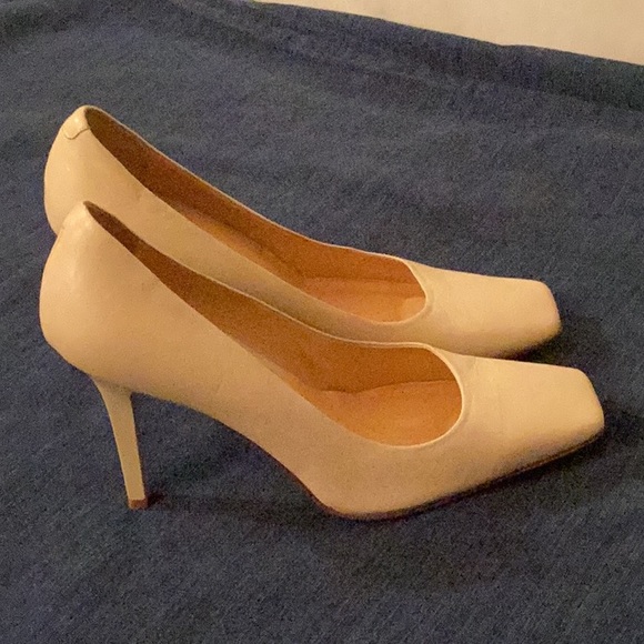 Via Spiga Cream color square toe leather professional ladies heels size # 7 N. - Picture 5 of 9